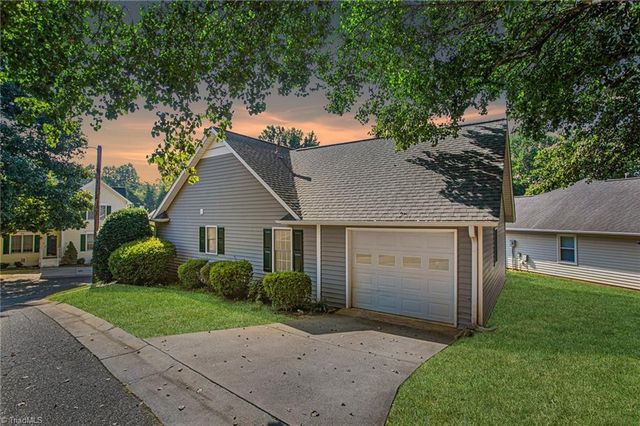 807 Meadowstone Drive, Winston-salem, NC 27104