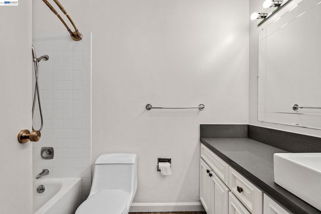 771 Kingston Ave 104, Oakland, CA 94611