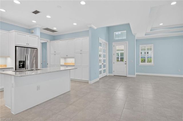 8813 Yucatan CT, Naples, FL 34112