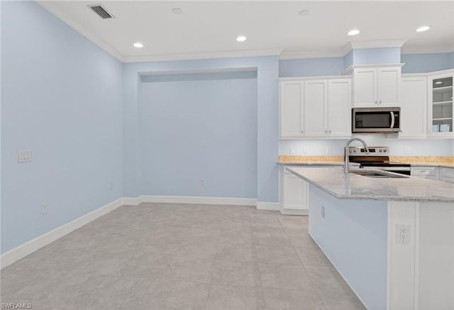 8813 Yucatan CT, Naples, FL 34112