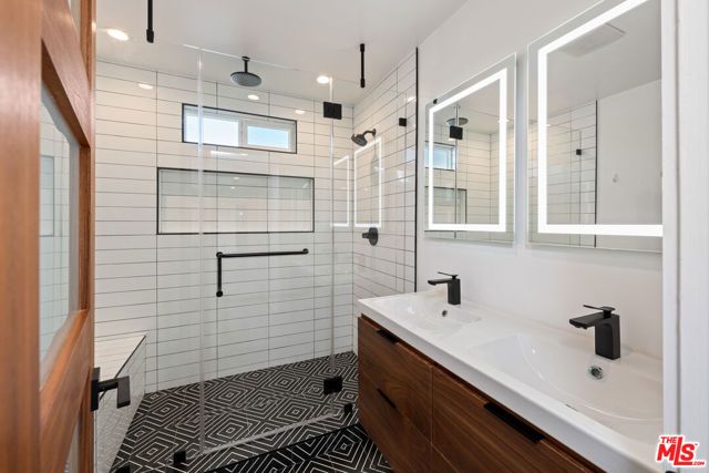 6228 Sale Avenue, Woodland Hills (los Angeles), CA 91367