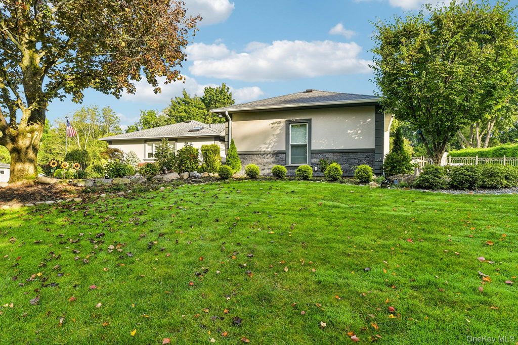5 Corwin Court, Dix Hills, NY 11746 — photo 3