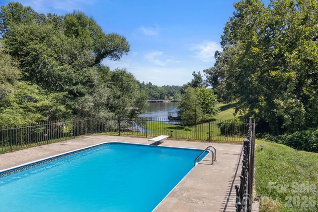 5225 Wolfe Road, Hickory, NC 28601