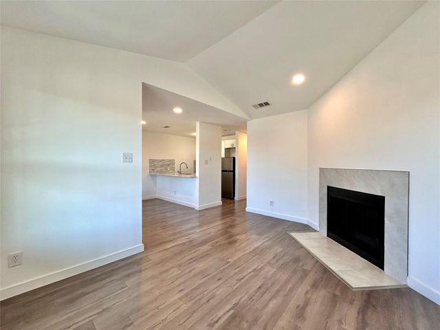6409 Burns ST 305, Austin, TX 78752