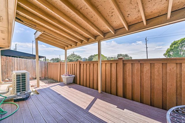 1726 Village Townhome Drive, Pasadena, TX 77504