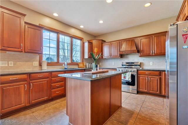 8487 Sandbridge Street NW, Massillon, OH 44646