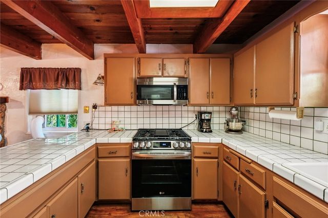 463 Delle Drive, Crestline, CA 92325