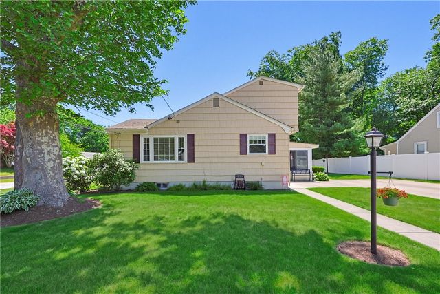 25 Hunter Drive, Cumberland, RI 02864
