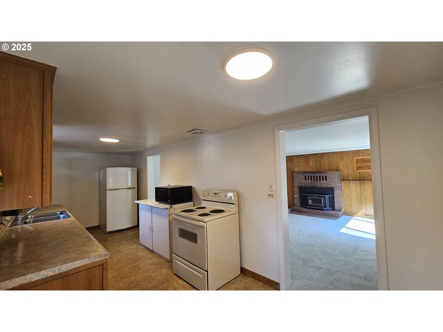 47861 COMMERCIAL St, Oakridge, OR 97463