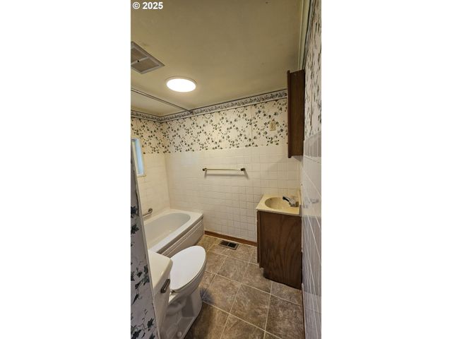 47861 COMMERCIAL St, Oakridge, OR 97463