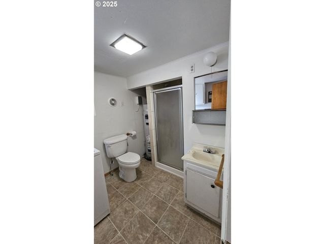 47861 COMMERCIAL St, Oakridge, OR 97463