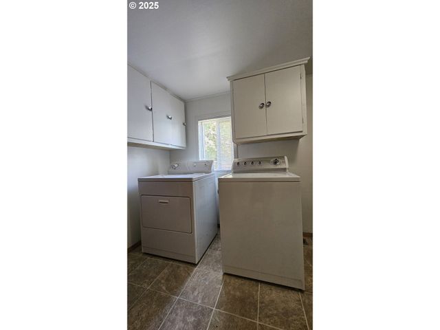 47861 COMMERCIAL St, Oakridge, OR 97463