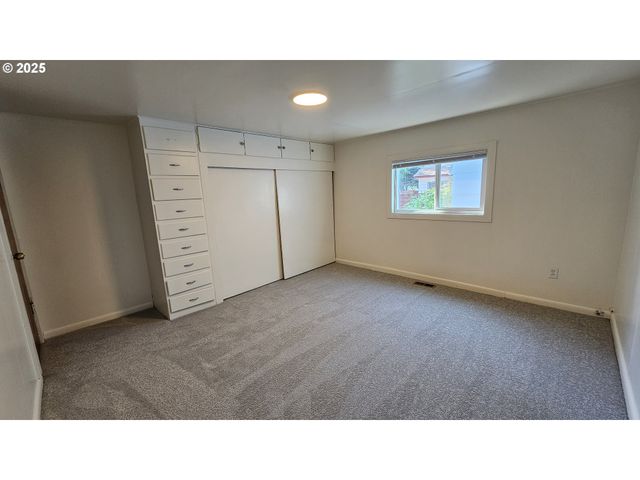 47861 COMMERCIAL St, Oakridge, OR 97463