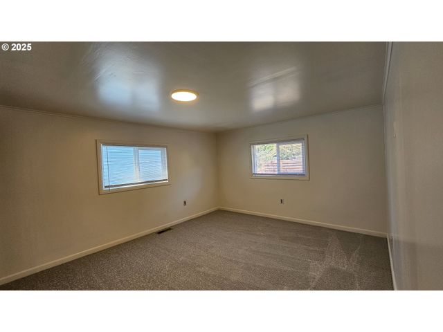 47861 COMMERCIAL St, Oakridge, OR 97463