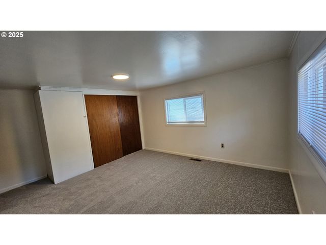 47861 COMMERCIAL St, Oakridge, OR 97463