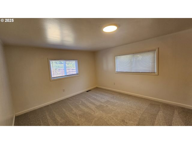 47861 COMMERCIAL St, Oakridge, OR 97463