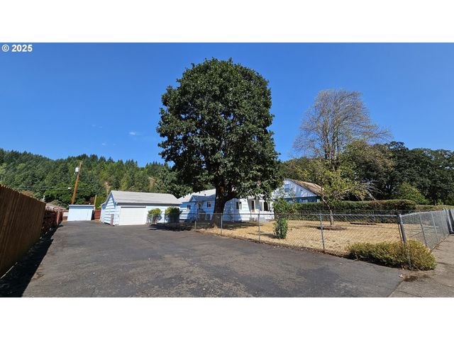 47861 COMMERCIAL St, Oakridge, OR 97463