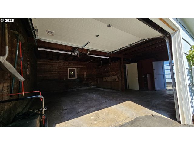 47861 COMMERCIAL St, Oakridge, OR 97463