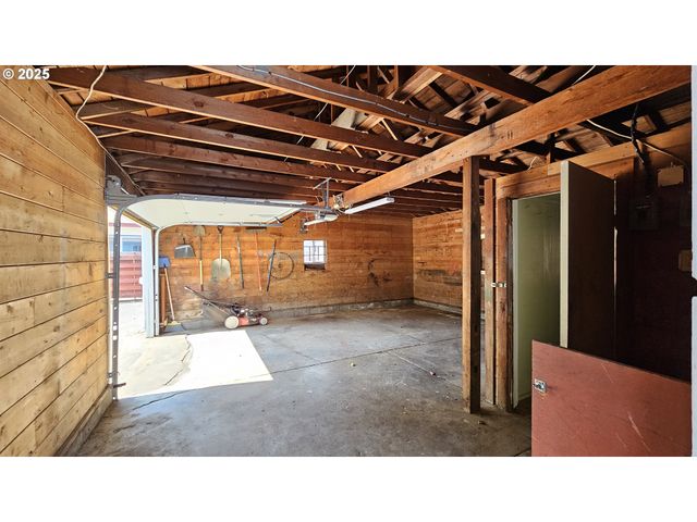 47861 COMMERCIAL St, Oakridge, OR 97463