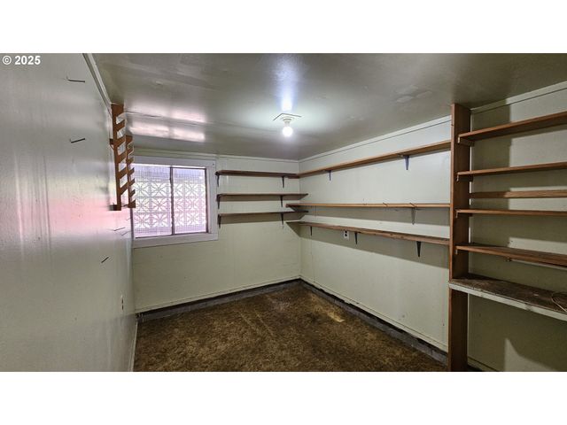 47861 COMMERCIAL St, Oakridge, OR 97463