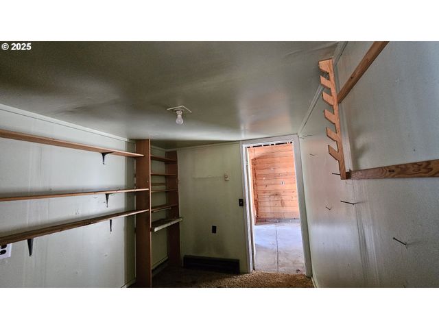 47861 COMMERCIAL St, Oakridge, OR 97463