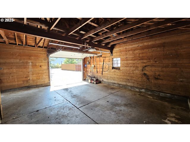 47861 COMMERCIAL St, Oakridge, OR 97463