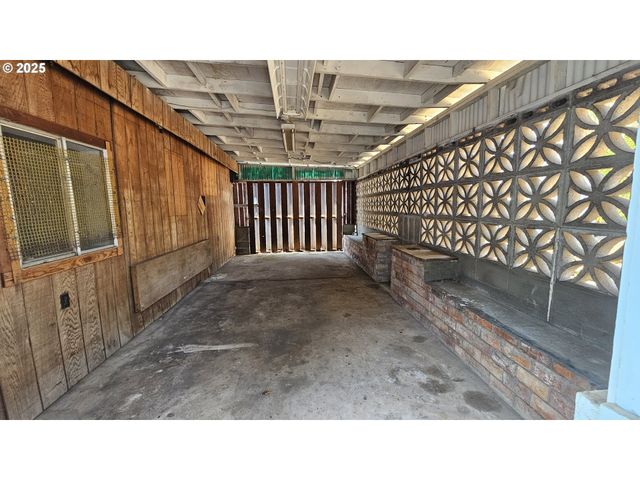 47861 COMMERCIAL St, Oakridge, OR 97463