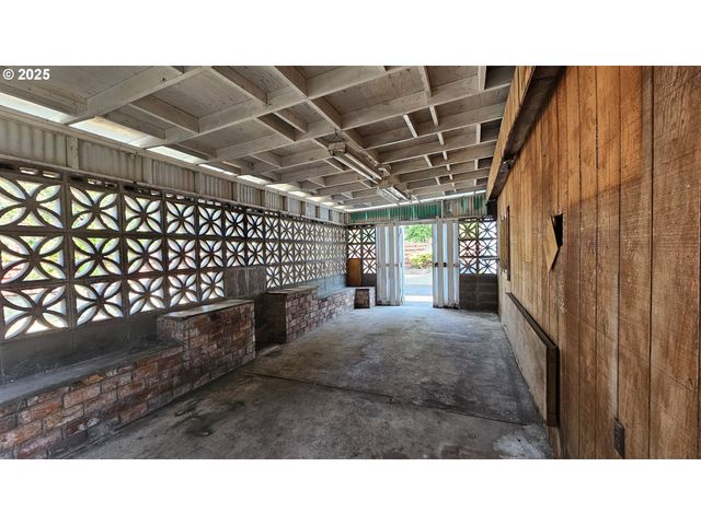 47861 COMMERCIAL St, Oakridge, OR 97463