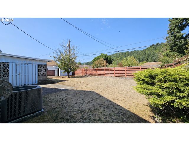 47861 COMMERCIAL St, Oakridge, OR 97463