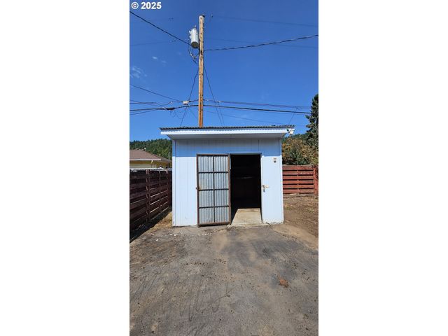 47861 COMMERCIAL St, Oakridge, OR 97463