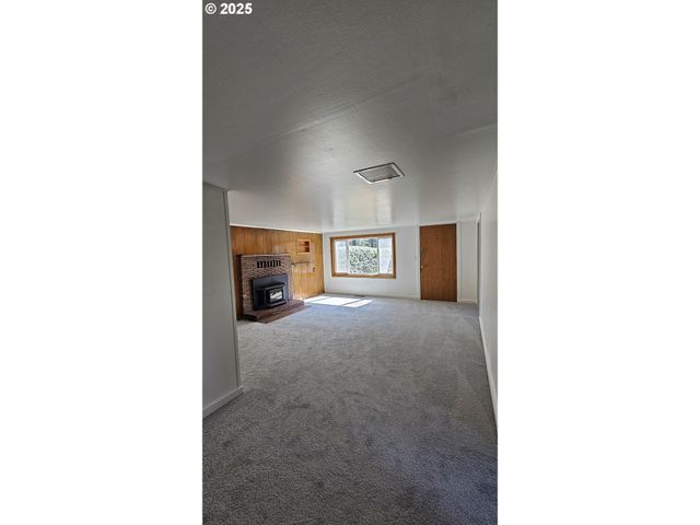 47861 COMMERCIAL St, Oakridge, OR 97463