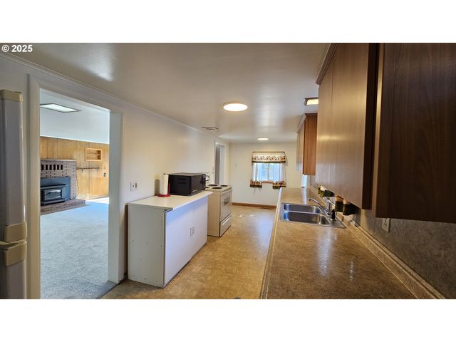 47861 COMMERCIAL St, Oakridge, OR 97463