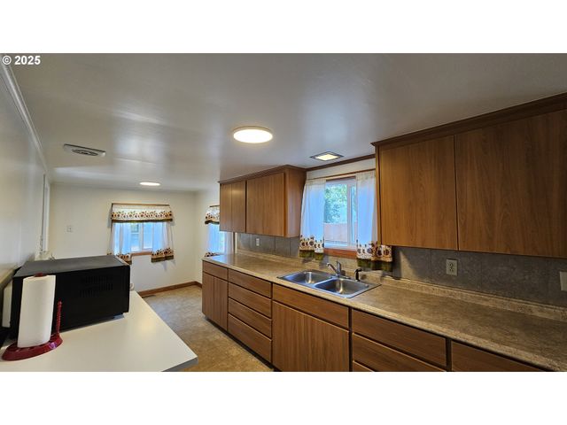 47861 COMMERCIAL St, Oakridge, OR 97463