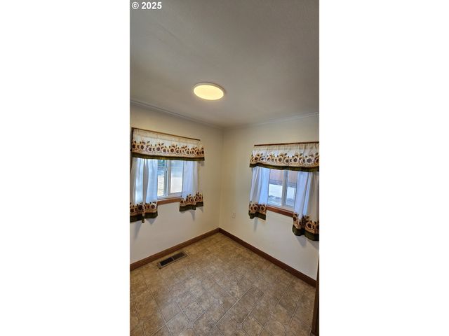 47861 COMMERCIAL St, Oakridge, OR 97463