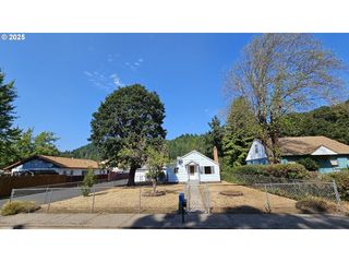 47861 COMMERCIAL St, Oakridge, OR 97463