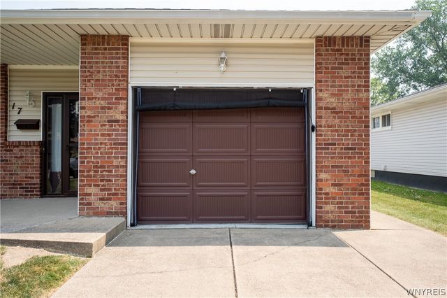 17 Mayberry Drive East, Cheektowaga, NY 14227