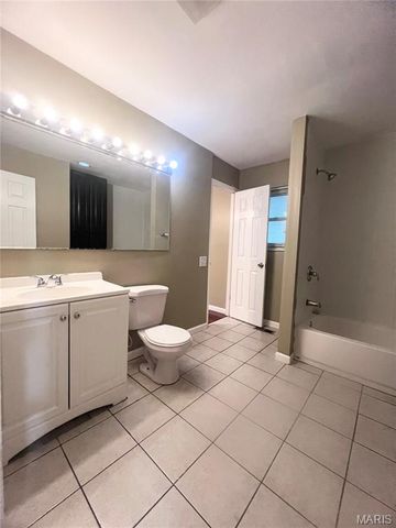 5891 Sir Edward Lane, Florissant, MO 63033