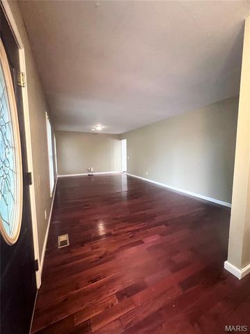 5891 Sir Edward Lane, Florissant, MO 63033