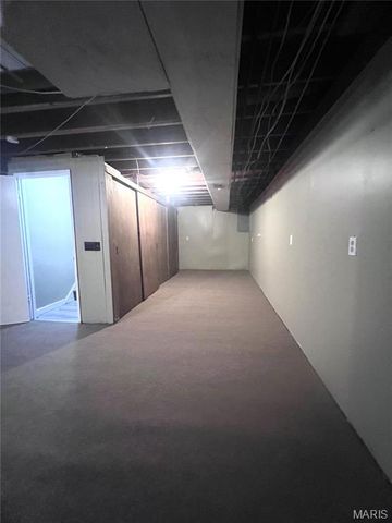 5891 Sir Edward Lane, Florissant, MO 63033