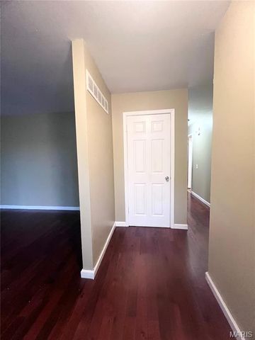 5891 Sir Edward Lane, Florissant, MO 63033