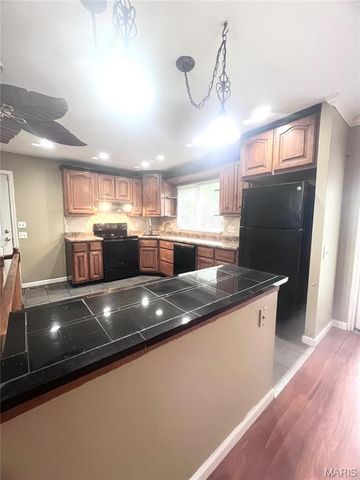 5891 Sir Edward Lane, Florissant, MO 63033
