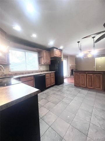5891 Sir Edward Lane, Florissant, MO 63033
