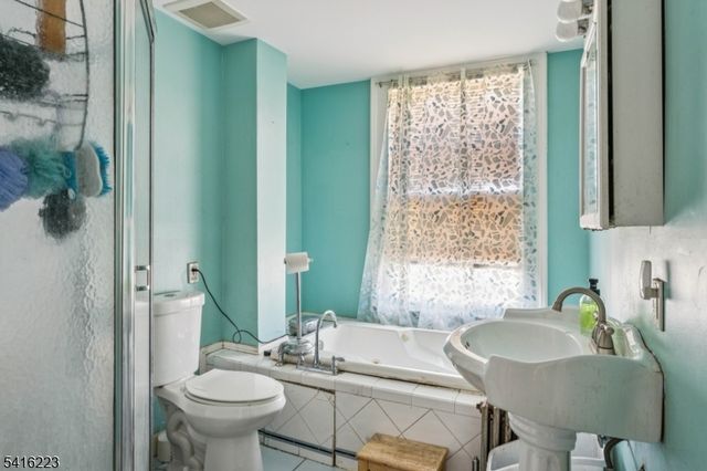 27 Oakland Ave, Bloomfield Twp., NJ 07003