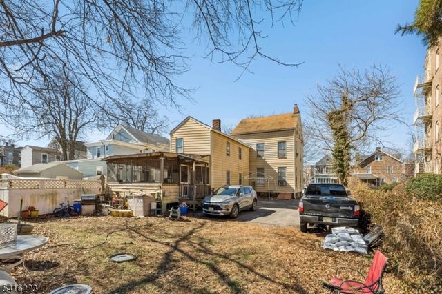 27 Oakland Ave, Bloomfield Twp., NJ 07003