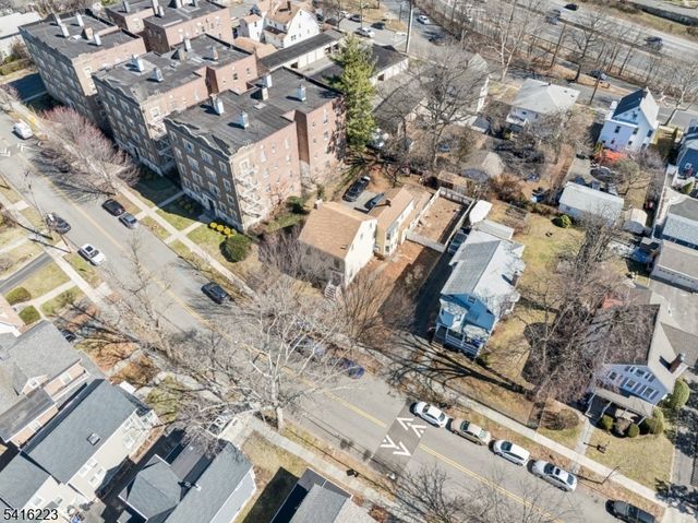 27 Oakland Ave, Bloomfield Twp., NJ 07003