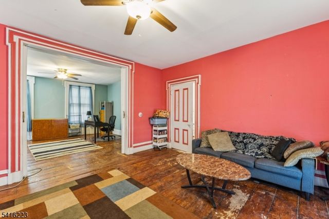 27 Oakland Ave, Bloomfield Twp., NJ 07003