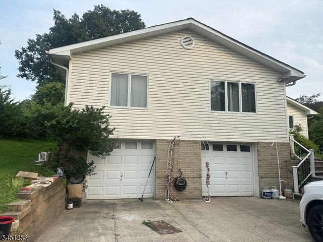 19 Borrego Dr, Woodland Park, NJ 07424