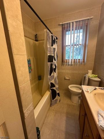 19 Borrego Dr, Woodland Park, NJ 07424