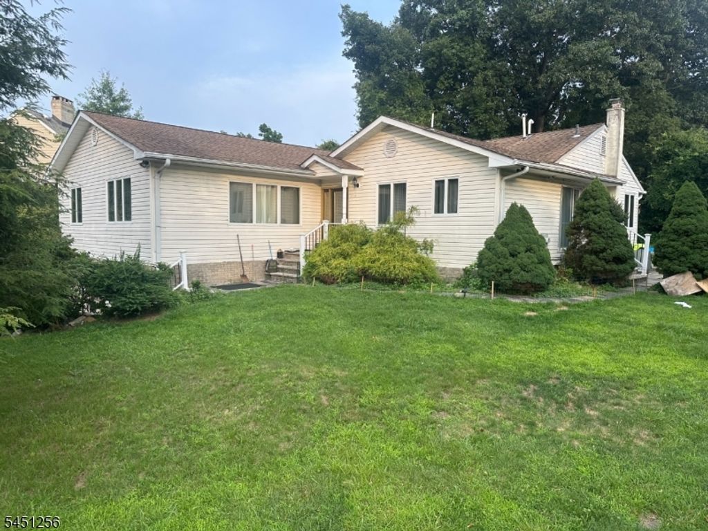 19 Borrego Dr, Woodland Park, NJ 07424