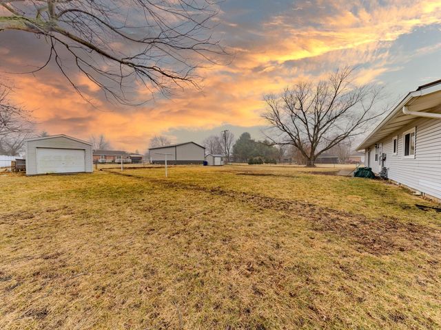 3569 W 1500 S, Kentland, IN 47951